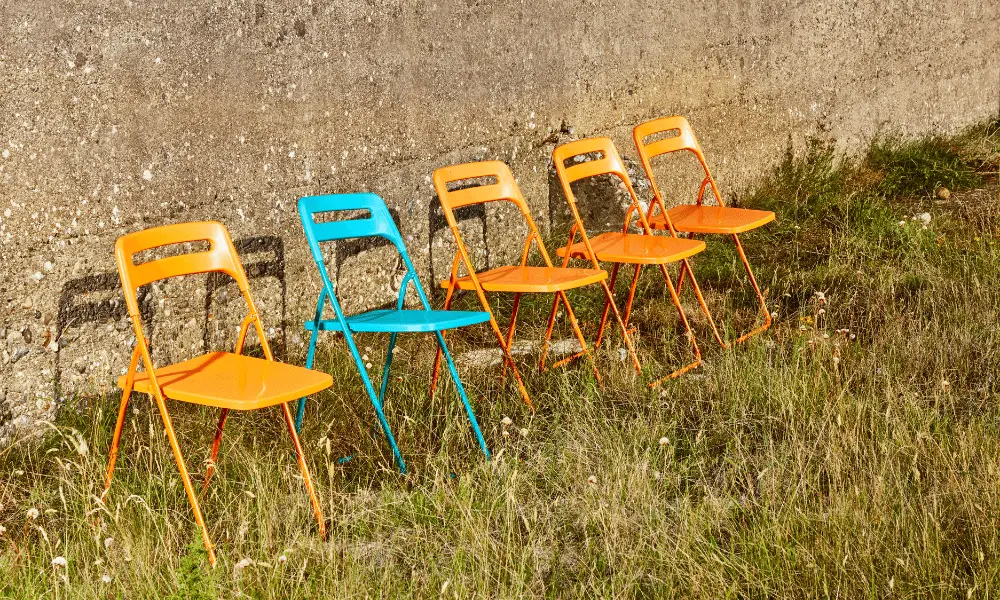 Chaises colorées